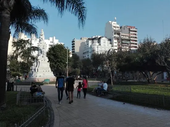 Plaza Alsina de Avellaneda con monumentos, árboles y espacio público para la comunidad